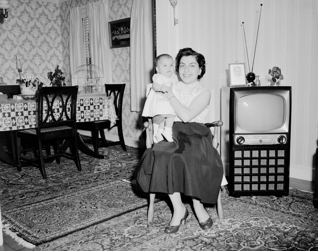 1950s family watching tv